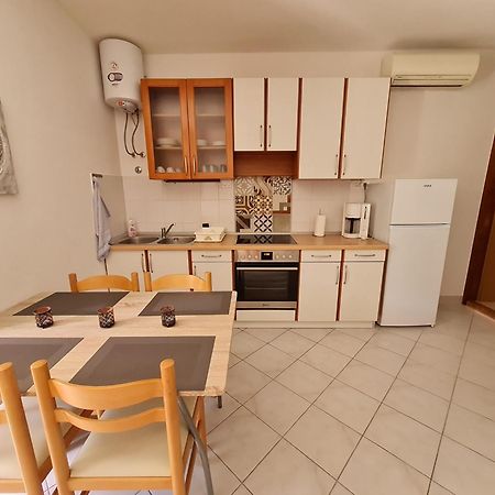 Vila Maslina Apartments Mit Pool Und Garten Nahe Am Strand 투체피 객실 사진