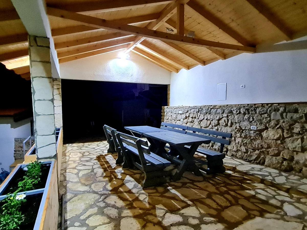 Vila Maslina Apartments Mit Pool Und Garten Nahe Am Strand 투체피 외부 사진