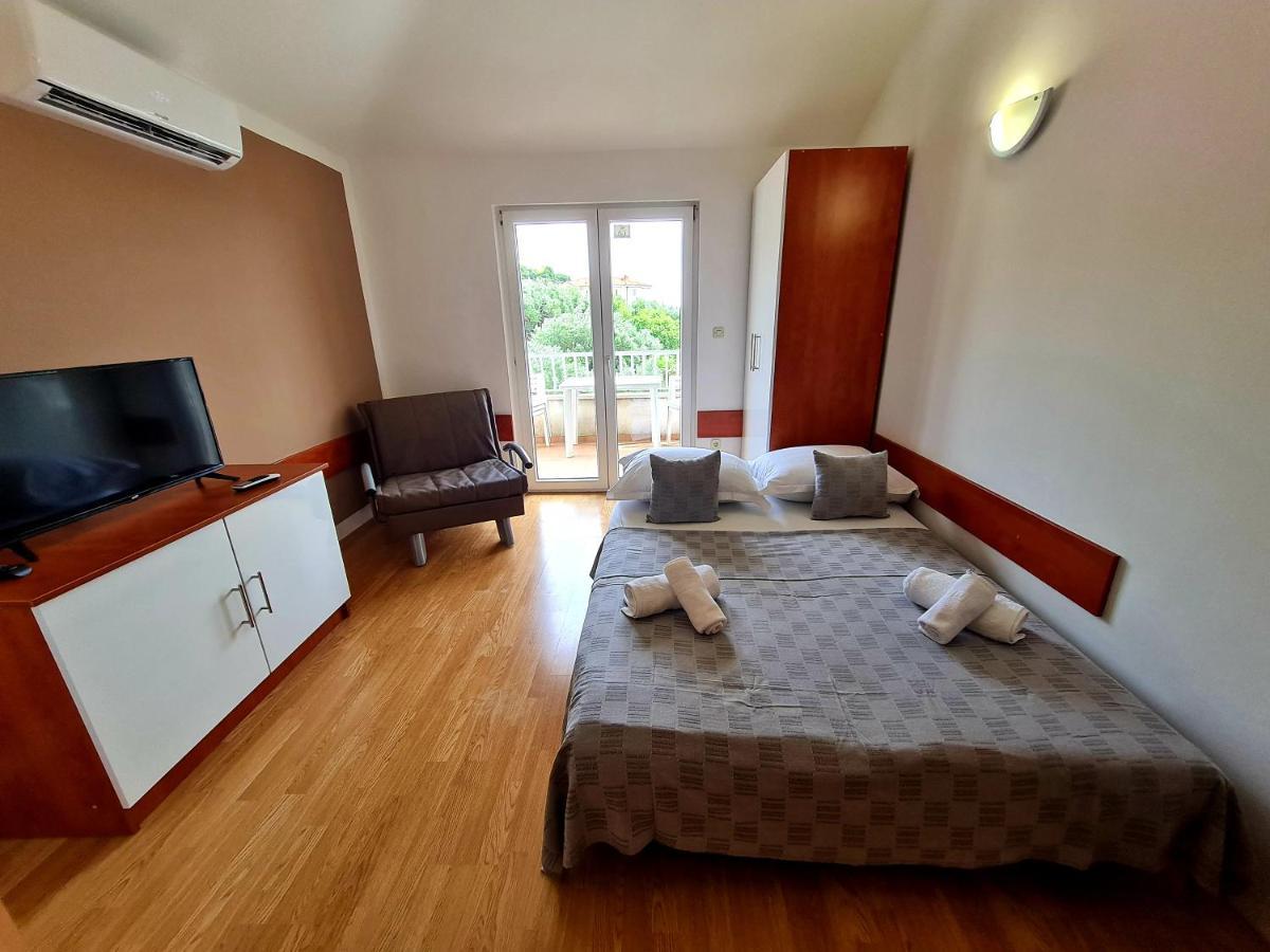 Vila Maslina Apartments Mit Pool Und Garten Nahe Am Strand 투체피 외부 사진