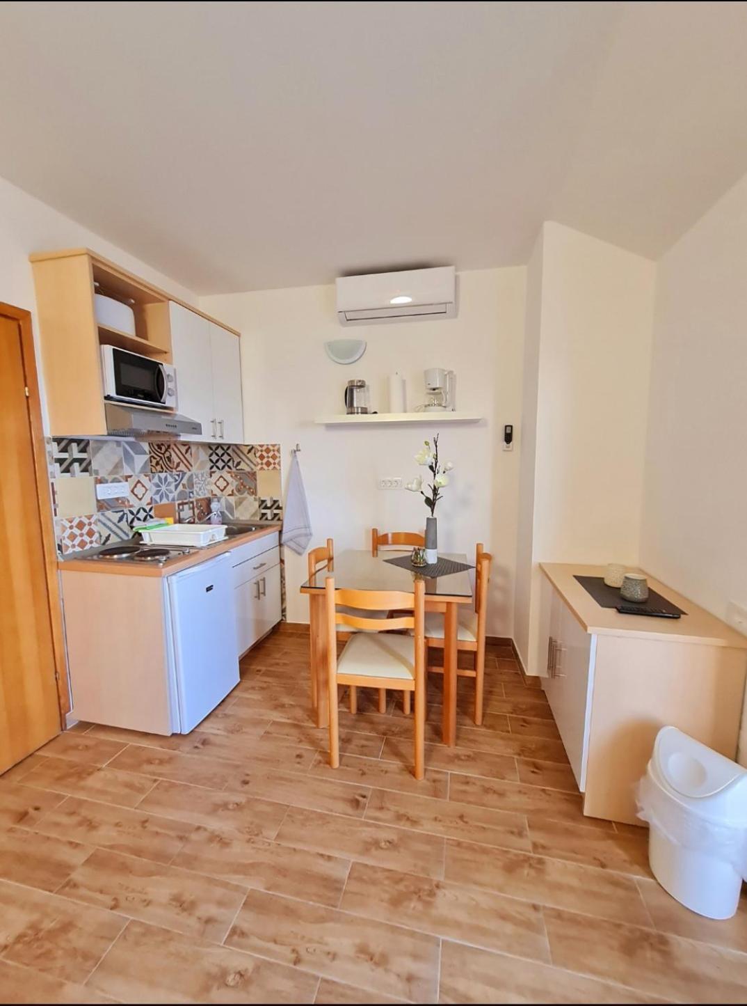 Vila Maslina Apartments Mit Pool Und Garten Nahe Am Strand 투체피 객실 사진