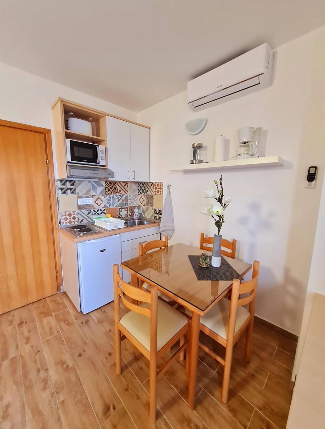 Vila Maslina Apartments Mit Pool Und Garten Nahe Am Strand 투체피 객실 사진