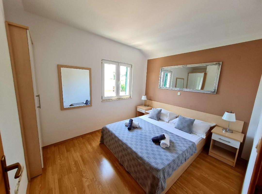 Vila Maslina Apartments Mit Pool Und Garten Nahe Am Strand 투체피 객실 사진