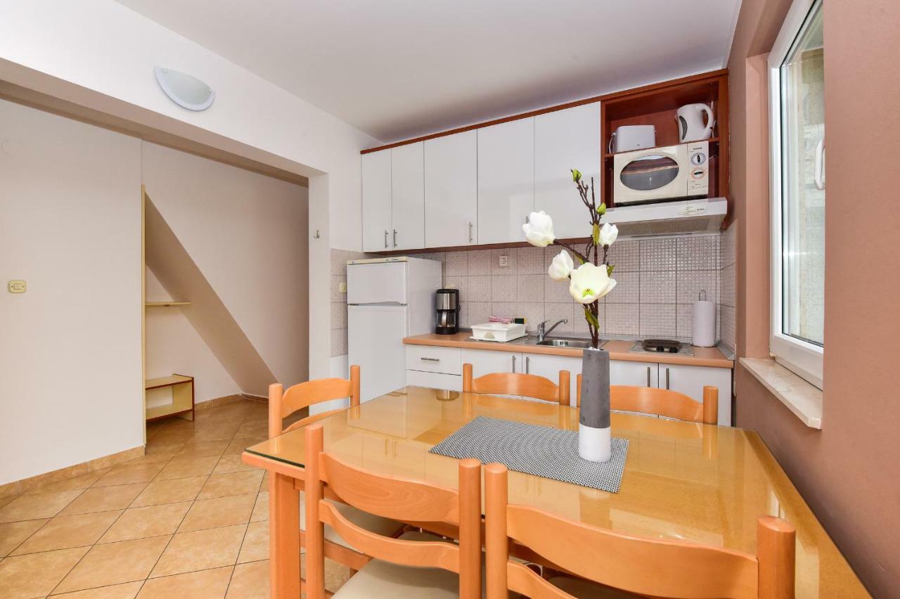 Vila Maslina Apartments Mit Pool Und Garten Nahe Am Strand 투체피 외부 사진
