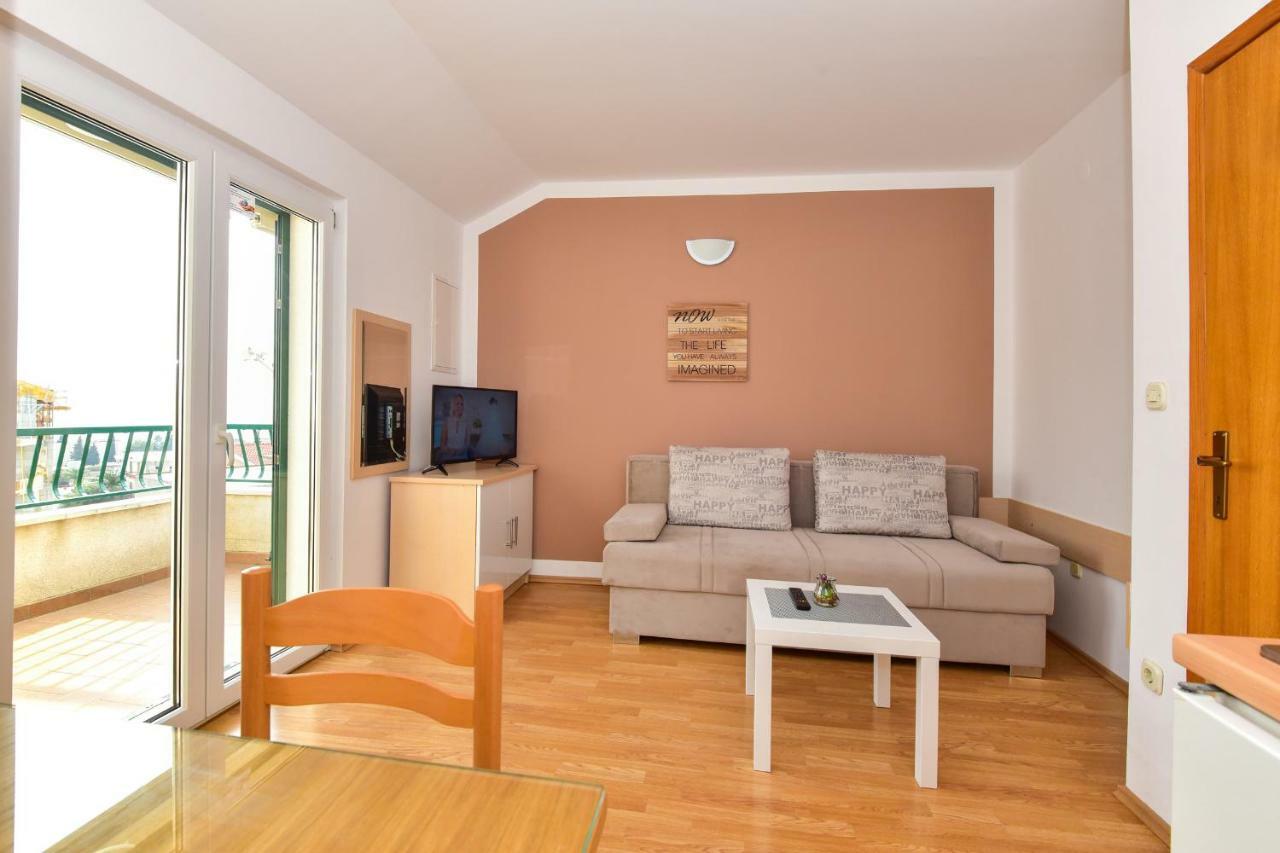 Vila Maslina Apartments Mit Pool Und Garten Nahe Am Strand 투체피 외부 사진